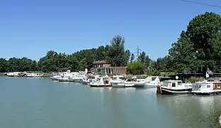 Vu sur le port et la capitainerie de Port Canal.