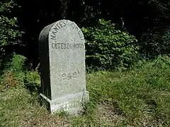 Borne no 242 « Côtes du Nord ».