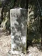 Photographie d’une borne parallélépipèdique, portant les inscriptions Espagne et 410.