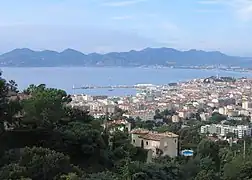 Vue sur l'Esterel, la baie et la ville de Cannes depuis Super-Cannes.