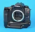 Canon EOS Elan 7E équipé du pack batteries BP-300.