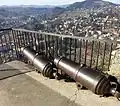 Canons russes au pied de la statue.