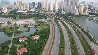 Le Boulevard Thăng Long (vi)  menant à Hoa Lac.