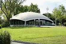 Office de tourisme en contrebas des voies du rond-point d'arrivée à Cap d'Agde de ses débuts à 2016.