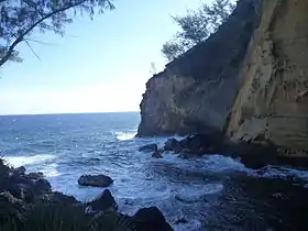 La baie du Cap Jaune, on remarque bien la couleur jaune de la falaise sur la droite.