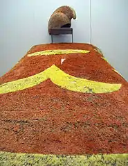 Chapeau de type « mahiole » et cape de type « 'ahu' ula » d'un prince hawaïen, XVIIIe siècle.