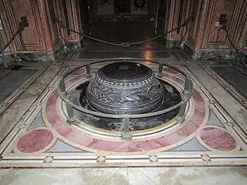 La pierre sur le lieu précis du régicide.