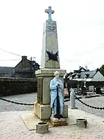 Carhaix : le monument aux morts de Plouguer.