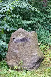 Pierre (probablement d'époque) dans l'ancienne propriété, sur laquelle le nom de Carinhall a été gravé (2019).