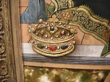 La couronne en relief.