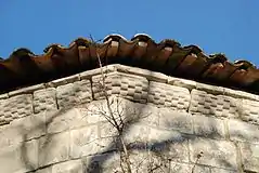 Frise en damier ornantla corniche de l'abside.