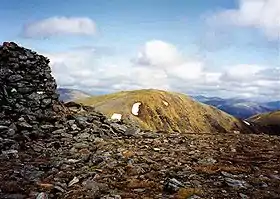 Càrn Eige vu depuis le cairn du Mam Sodhail.