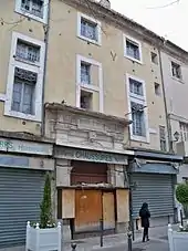 Façades de maison avec des commerces aux rez-de-chaussée.