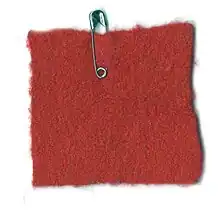 Carré rouge en feutre distribué par les étudiants en grève de l'université de Montréal.