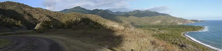 Sur la carretera Granma 6-20, vue vers l'est et vers Guamá (province de Santiago de Cuba)