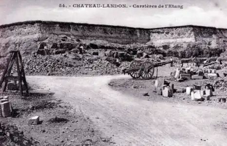 Carte postale montant la carrière de l'Etang à Château-Landon