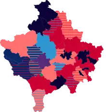 Carte figurant les partis arrivés en tête par municipalité, et ceux suivant en hachuré si distancés de moins de 5 % des voix.