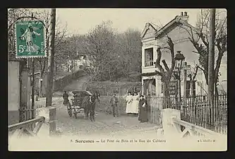 Le pont de bois et la rue du Calvaire sur une carte postale ancienne.