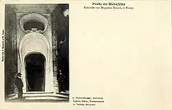 Carte postale Magasins Réunis représentant la porte en grès émaillé de Rambervilliers de la nouvelle entrée sur la place Saint Jean, début XXème siècle.