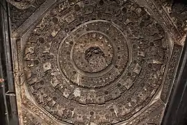 Vue intérieure sur le plafond sculpté. Au centre: le dieu étouffe un démon (asura)