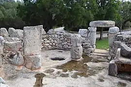 Accès à la pièce (11) et fosse à cendres (12).