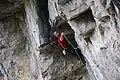 Escalade sportive en dévers avec une succession de toits.