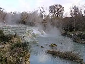 La cascade sous le moulin.