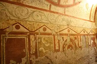 Fresques murales imitant un décor d'opus sectile.