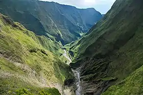 Vue en plongée du Cassé de la Rivière de l'Est depuis le rebord du cirque.