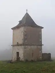 Pigeonnier par une matinée de brouillard.