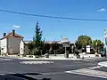 Le croisement des RD 224 et 225 et la place devant la mairie (mai 2009)