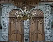 Sous le positif dorsal de l'orgue le portail occidental à double porte.