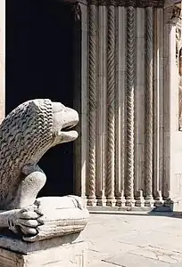 Le lion de gauche etles fines colonnes du porche.