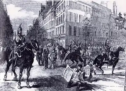 Cavaliers dans les rues de Paris le 2 décembre 1851. Leur officier confère avec des sergents de ville en bicorne tandis que deux crieurs de journaux vendent le quotidien bonapartiste La Patrie, l'un des imprimés exceptionnellement non interdits. Gravure publiée dans The Illustrated London News.
