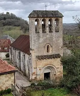 Vue de l'église depuis la route.