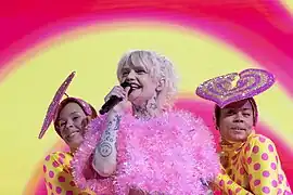 Cazzi Opeia interprétant Give My Heart a Break.