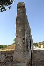 Liste des prêtres, sur la tranche du mur du temple.