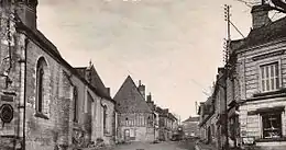Photographie ou carte postale représentant le centre-bourg de Fondettes au début du XXe siècle, avec la nef de l'église Saint-Symphorien de Fondettes, à gauche et la rue principale au centre.