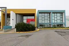 Photographie d'un bâtiment public moderne.