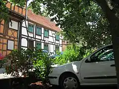 Stationnement sous l'ombre des arbres