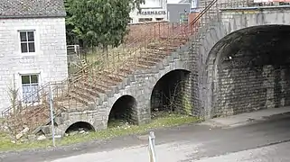 Escalier et arc du pont.