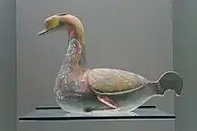 Cruche en terre cuite en forme d'oie, avec des dessins de laque, Han de l'Ouest. Musée Cernuschi
