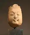 Tête de Bodhisattva. Marbre blanc, H. : 32,5&nbsp;cm. Hebei. Musée Cernuschi. Site du musée.