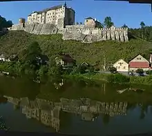 Le château, vu du lit de la Sazava