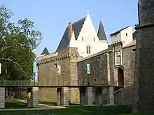 Photographie latérale du pont vu des douves.