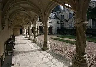 La galerie Nord du château d'Argy avec des voûtes à tirants de fer d'influence italienne (vers 1509,).
