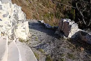 Deux murets séparés menant à un couloir.