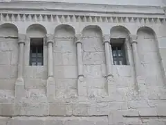 Arcatures et frise décorative de la tour.