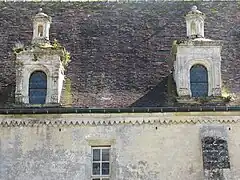 Le classicisme épuré des lucarnes, témoignant du style Le Prestre, exprime l'évolution esthétique de la seconde renaissance (1540 à 1559/1564).