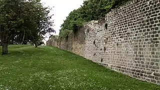 Vestiges de la muraille.